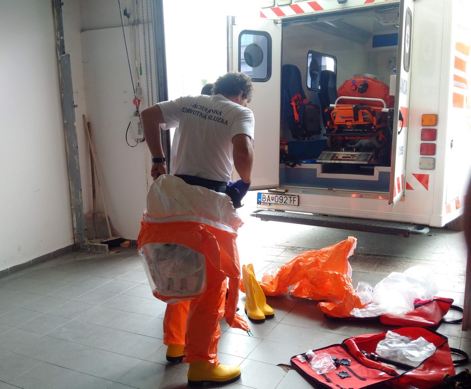 záchranár v ochrannom odeve